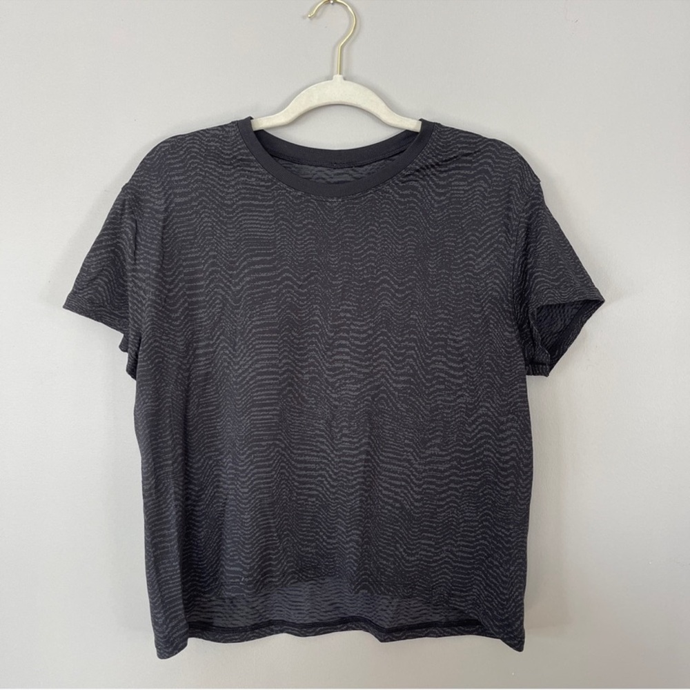H8- EUC Lululemon short sleeve shirt